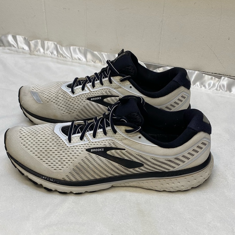 Brooks Ghost 12 white and black men's athletic running shoes size 12.5